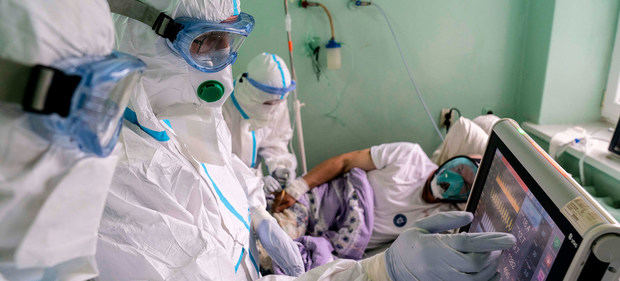 Médicos en Ucrania controlando el estado de un paciente de Covid -19.