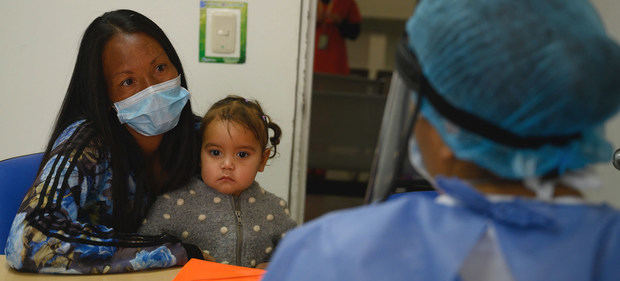 Una mujer y su hija en un hospital de Colombia durante la pandemia de COVID-19.