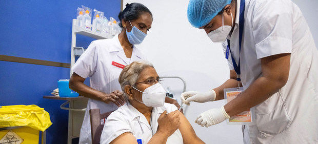 Doctores y trabajadores de la salud han sido los primeros en recibir la vacuna contra el COVID-19 en India