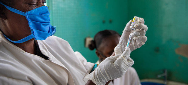 Una trabajadora de salud prepara una vacuna.