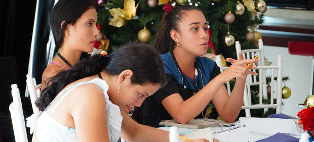 nés Roncancio (tercera de izquierda a derecha) trabaja en equipo con otras jóvenes estudiantes durante un taller de YO PUEDO, una escuela de formación política respaldada por ONU Mujeres en Vista Hermosa, Colombia.