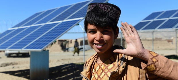 Un joven posa en frente de paneles solares que proveen energía para transportar agua en Herat, Afganistán.
El corazón de la juventud