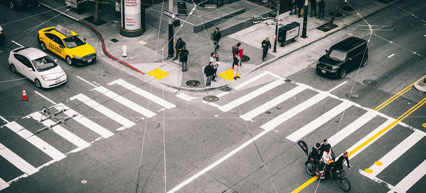 Peatones esperando la luz verde en un paso de peatones en la ciudad de San Francisco, en Estados Unidos.