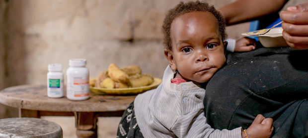 Lighton, de un año, recibe medicina pediátrica para el VIH todos los días en su casa en Mbarara, Uganda.