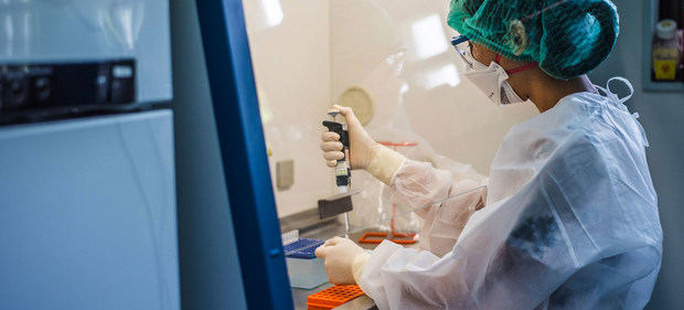 Un científico trabaja en un laboratorio de Tailandia que colabora con la OMS. (Foto de archivo)