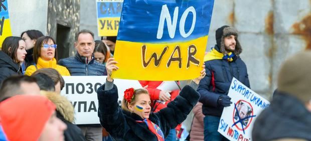 Manifestantes en una protesta contra la ofensiva de rusia en Ucrania que se desarrolla ante la sede de las Naciones Unidas.