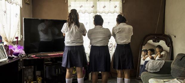 La trata de mujeres y niñas se extiende al ciberespacio por medio de las redes sociales