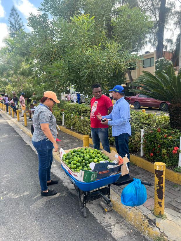 La Alcaldía de Santiago realiza operativos para regularizar vendedores informales en la ciudad