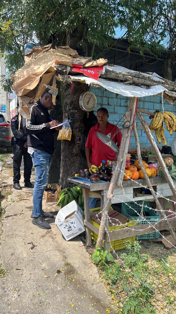 La Alcaldía de Santiago realiza operativos para regularizar vendedores informales en la ciudad