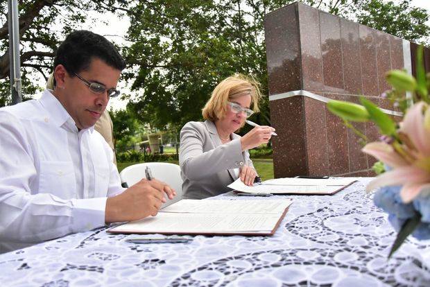 Alcaldes de Santo Domingo y San Juan firman acuerdo.