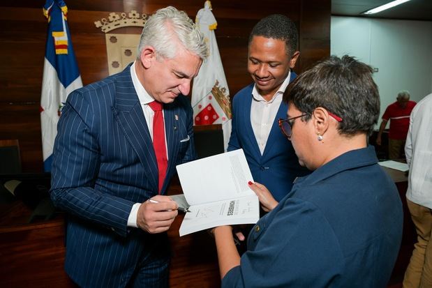 Concejo de Regidores de Santiago reconoce al doctor David B. Samadi como 'Hijo Adoptivo'