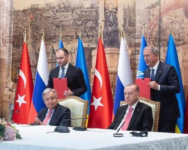 El Secretario General António Guterres (a la izquierda) y el presidente turco Recep Tayyip Erdoğan en la ceremonia de firma de la Iniciativa de Granos del Mar Negro en Estambul.