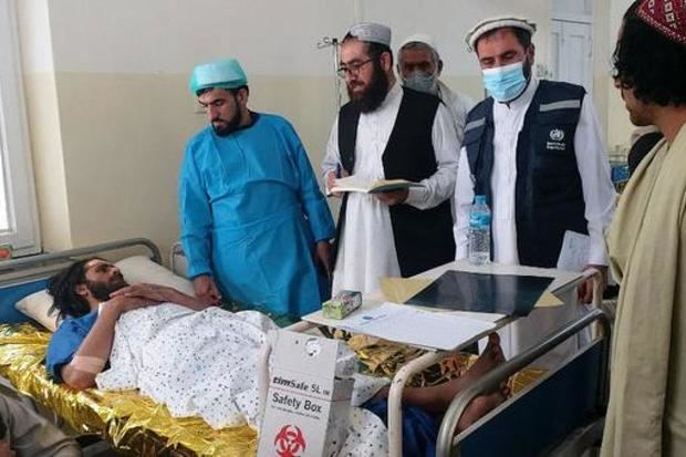 Los equipos de la OMS apoyan al personal sanitario local para salvar vidas y atender a las personas afectadas por el terremoto en Afganistán.