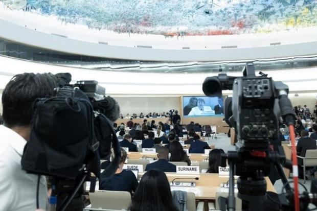 La Alta Comisionada de la ONU para los Derechos Humanos, Michelle Bachelet, encuadrada en una camara de televisión hablando en el Consejo de Derechos Humanos. Foto de archivo.