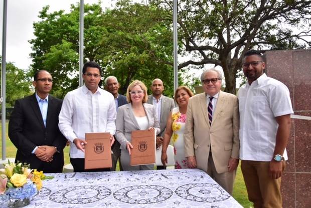 Alcaldes de Santo Domingo y San Juan luego de la firma de los convenios. 