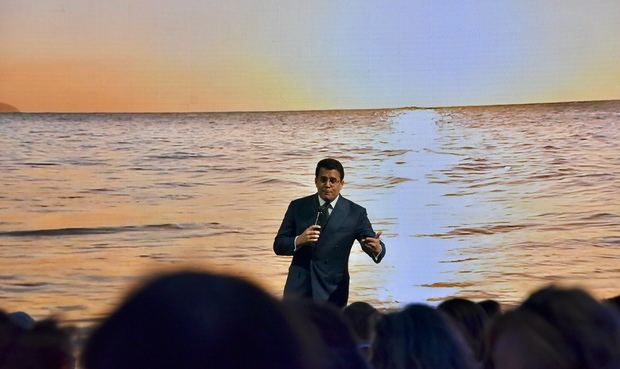 Ministro David Collado se dirige a la concurrencia.