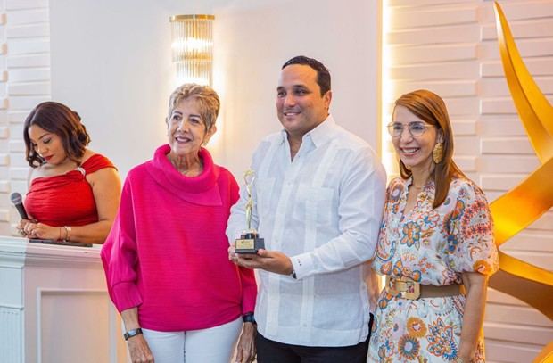 Ginette Bournigal, José Arturo Redondo, Claritza Rochtte de Senior.