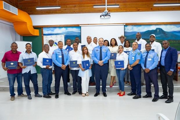 Grupo de participantes reciben certificados.