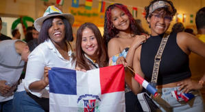 El merengue y la bachata brillarán en el Latin & Fall Fiesta Parade en Canadá