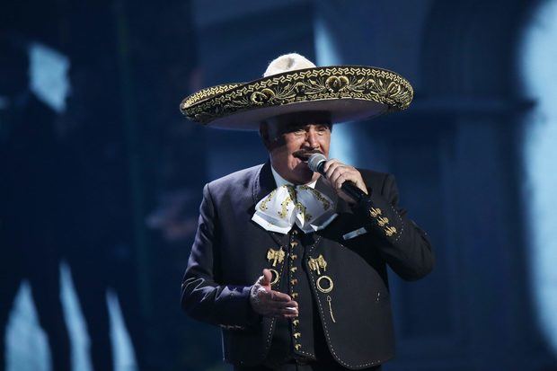 Con canciones y fotografí­as seguidores dan último adiós a Vicente Fernández