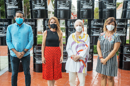 Asistentes al acto celebrado en el Parque Iberoamérica, con la presencia de la alcaldesa Carolina Mejía y la presidente de la Fundación Propagas, Rosa Bonetti. 