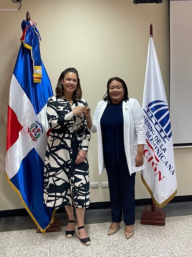 Directora regional de Educación, Leonidas Payams Cruz (Sarah) y Birgitt Heinsen, presidente del Clúster Turístico.