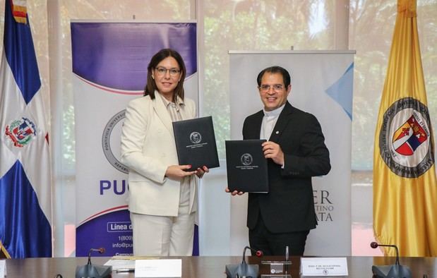Firma del convenio entre PUCMM y Clúster Turístico de Puerto  Plata.