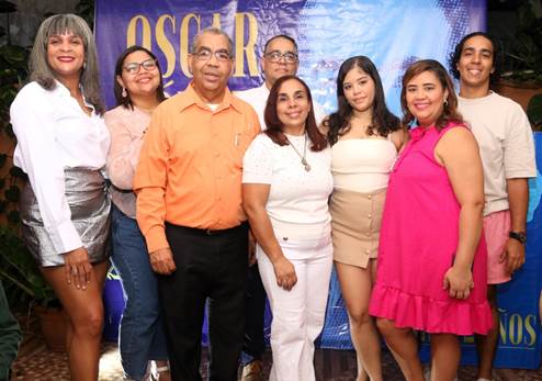  Patricia Acosta López (la primera desde la izquierda) junto a familiares y el autor.