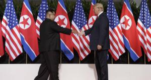 La cumbre entre Trump y Kim inicia con un histórico apretón de manos