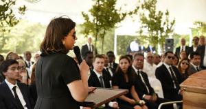 En ceremonia familiar sepultan al padre de la Vicepresidenta