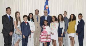 Canciller Vargas recibe a estudiantes dominicanos destacados en España