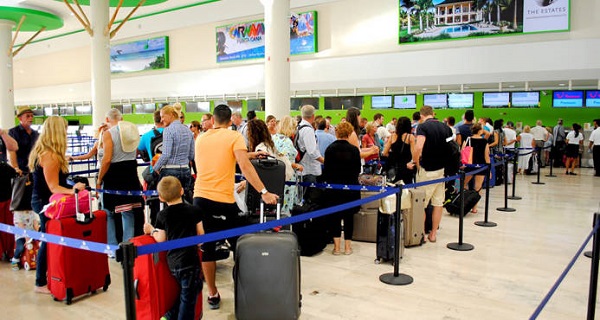 Turistas en aeropuerto dominicano
