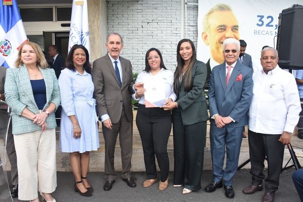Gobierno entrega 664 nuevas becas internacionales y supera las 10 mil en cinco años de gestión.
