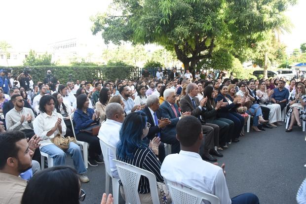Gobierno entrega 664 nuevas becas internacionales y supera las 10 mil en cinco años de gestión.