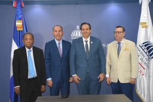 García Fermín y Víctor Atallah acuerdan fortalecer proceso de revalidación y acreditación profesional.