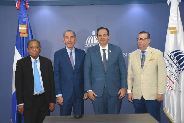 García Fermín y Víctor Atallah acuerdan fortalecer proceso de revalidación y acreditación profesional.