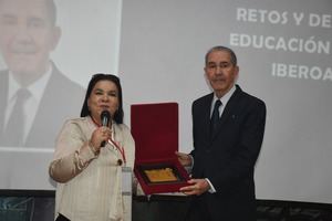 Franklin García Fermín resalta desafíos y oportunidades de la educación superior en la Cumbre Mundial de Excelencia en Empresa y Educación