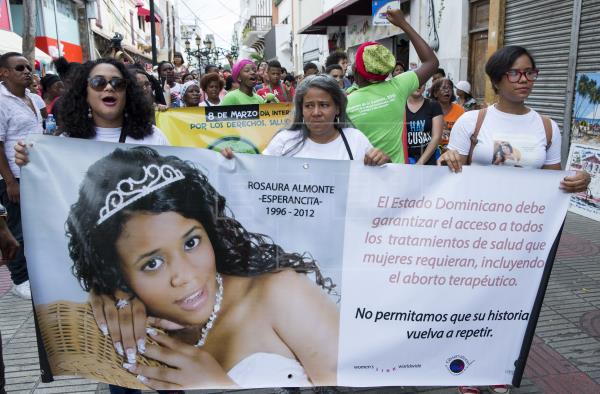 Rosa Almonte Hernández, madre de Rosaura Almonte, conocida también como 'Esperancita' una adolescente de 16 años, que falleció en 2012 de leucemia, debido a que no recibió quimioterapia, porque estaba embarazada, el 18 de diciembre de 2016, junto a cientos de personas por la Zona Colonial, de Santo Domingo.