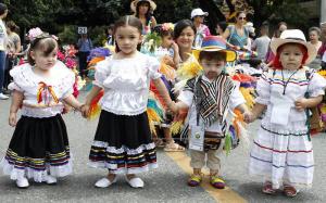 Medellín florece con el desfile de niños silleteros en el inicio de la feria