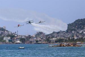 Bahía mexicana de Acapulco recibe espectáculo aéreo de experimentados pilotos