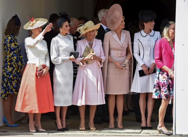 La reina Letizia (2ºi) junto a Sofía de Wessex (i), esposa del príncipe Eduardo, Camilla (c), duquesa de Cornualles, la reina Máxima de Holanda (2d) y Kate Middleton (d), duquesa de Cambridge, tras la ceremonia en la que el rey Felipe VI fue investido este mediodía nuevo caballero de la Orden de la Jarretera, la máxima distinción del Reino Unido, en una ceremonia que se ha celebrado en el Salón de Trono de Castillo de Windsor en presencia de la reina Isabel II.