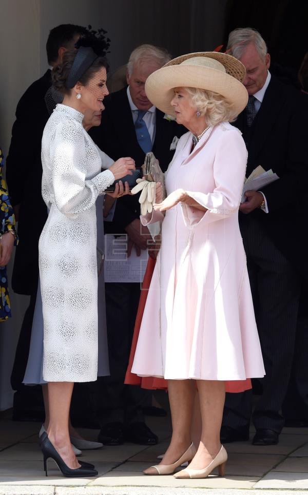 La reina Letizia conversa con Camilla, duquesa de Cornualles, tras la ceremonia en la que el rey Felipe VI fue investido este mediodía nuevo caballero de la Orden de la Jarretera, la máxima distinción del Reino Unido, en el Salón de Trono de Castillo de Windsor en presencia de la reina Isabel II. 