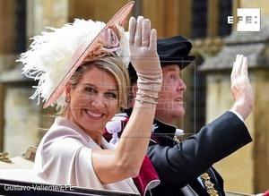 Los reyes de Holanda, Guillermo y Máxima, en el carruaje que les traslada al Castillo de Windsor, tras la ceremonia religiosa celebrada en la Capilla de San Jorge, en la que los nuevos caballeros de la orden de la Jarretera han tomado posesión de sus sitiales de honor.