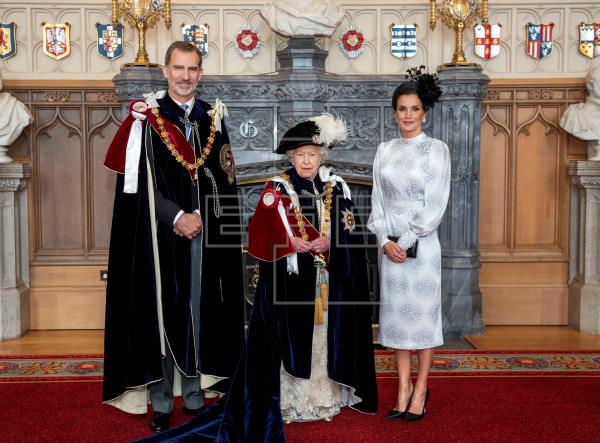 Felipe VI posa junto a la reina Isabel II y la reina Letizia tras ser investido este mediodía nuevo caballero de la Orden de la Jarretera, la máxima distinción del Reino Unido, en una ceremonia que se ha celebrado en el Salón de Trono de Castillo de Windsor. 