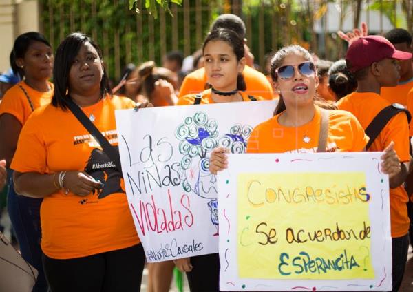 Parte de la manifestación de mujeres ante el Congreso