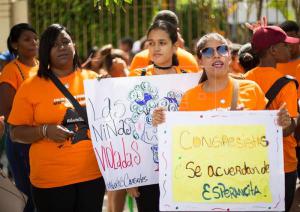 Mujeres dominicanas solicitan despenalización del aborto rente al Congreso
