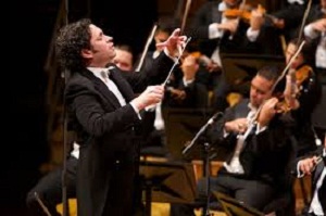 Dudamel dirigiendo la orquesta