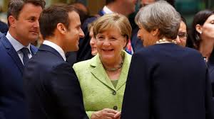 El presidente francés, Emmanuel Macron, la presidenta francesa Angela Merkel, y la primera ministra bratánica, Theresa May. 