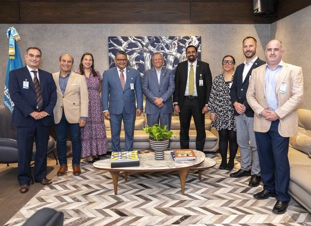 El presidente ejecutivo de Banreservas, doctor Leonardo Aguilera, recibe en la sede de la institución financiera a ejecutivos de Tuv Nord y BDO. Desde la izquierda. Claudio Rodríguez, Alex Barreto, Sonia Ortega, Heiromy Castro, Marbel Guilamo, Paola Medellín, Amadeo Berdou y Sebastián Rabinowicz.