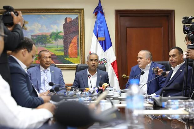 El ministro Joel Santos, mientras sostenía la reunión con la Comisión Permanente de Asuntos Energéticos del Senado de la República.